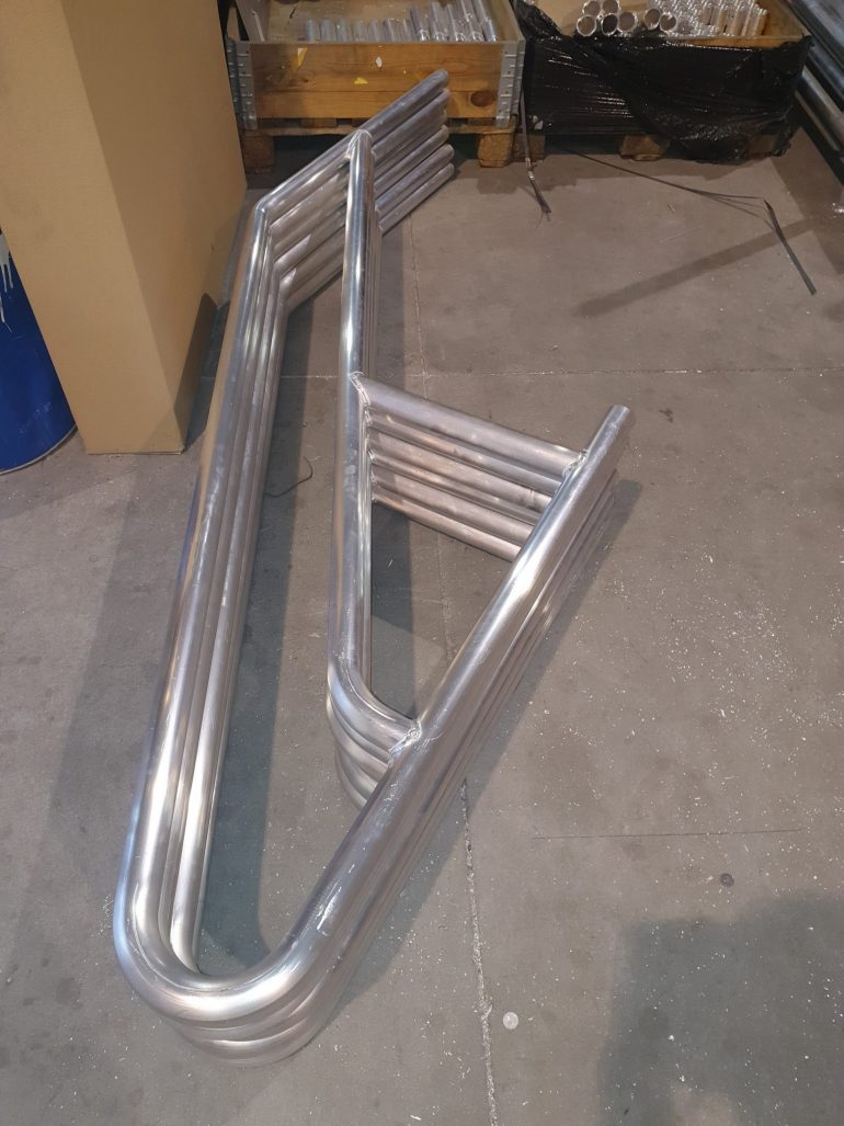 Diverse aluminium trappen en bordessen