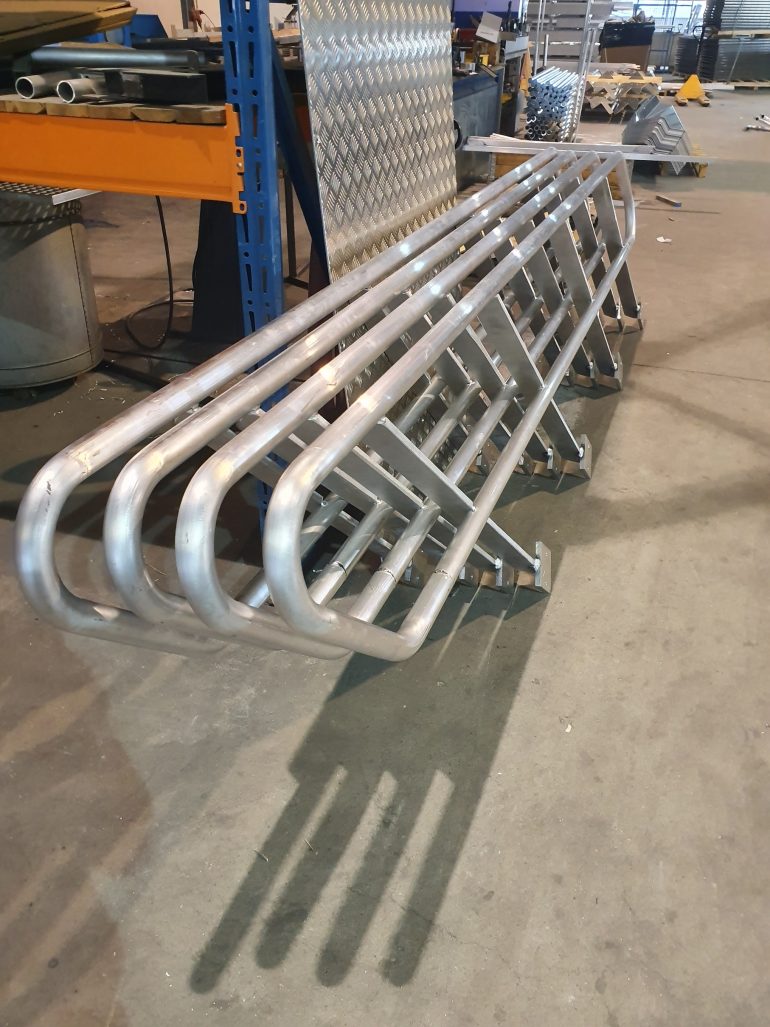 Diverse aluminium trappen en bordessen