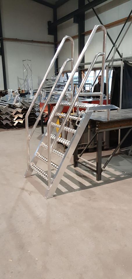 Diverse aluminium trappen en bordessen