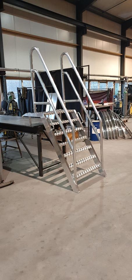 Diverse aluminium trappen en bordessen