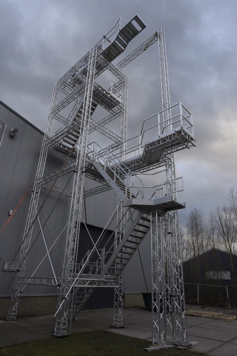 Diverse aluminium trappen en bordessen