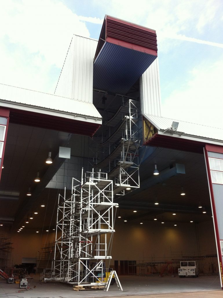 Diverse aluminium trappen en bordessen